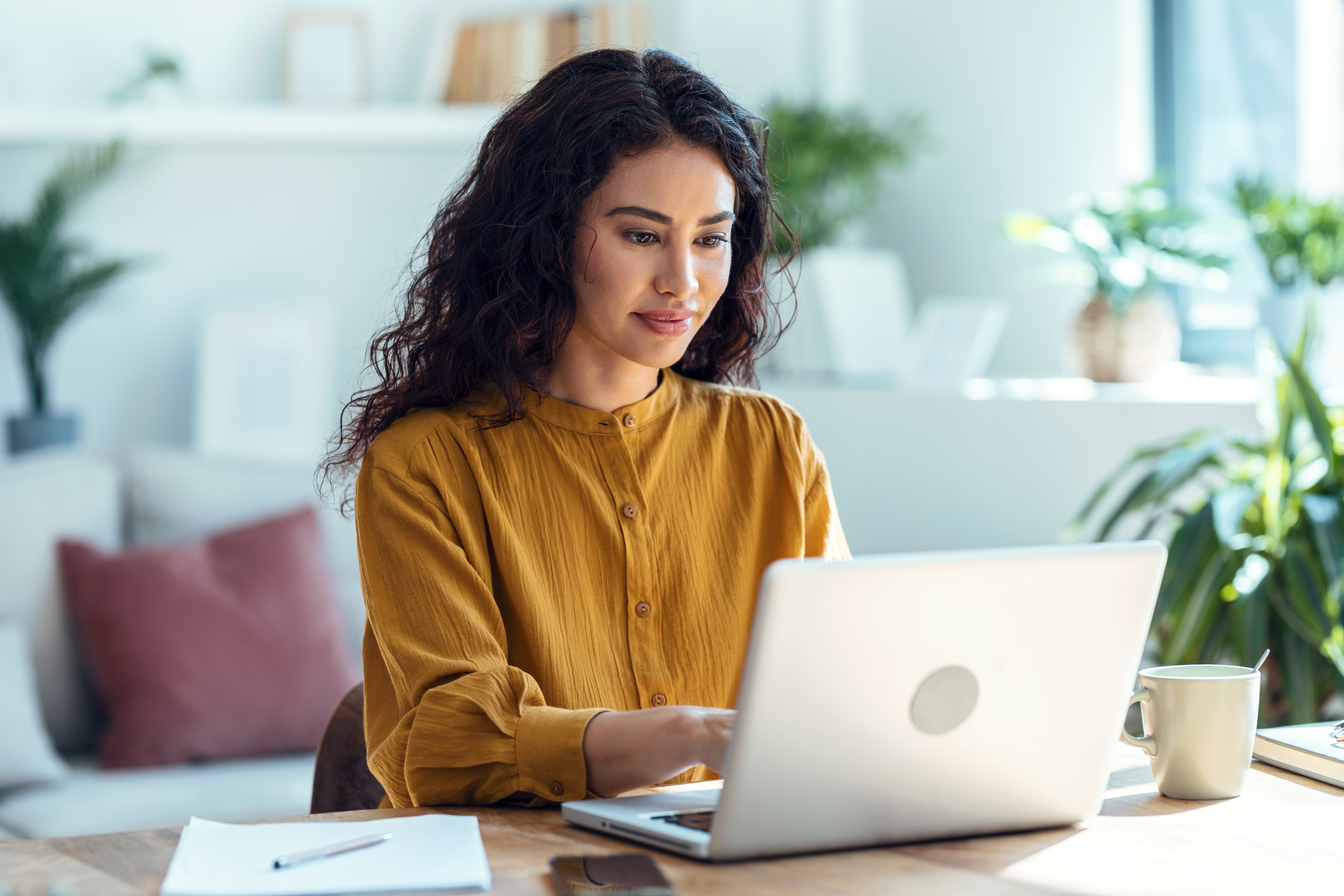 Frau sitzt im Homeoffice vor dem Laptop