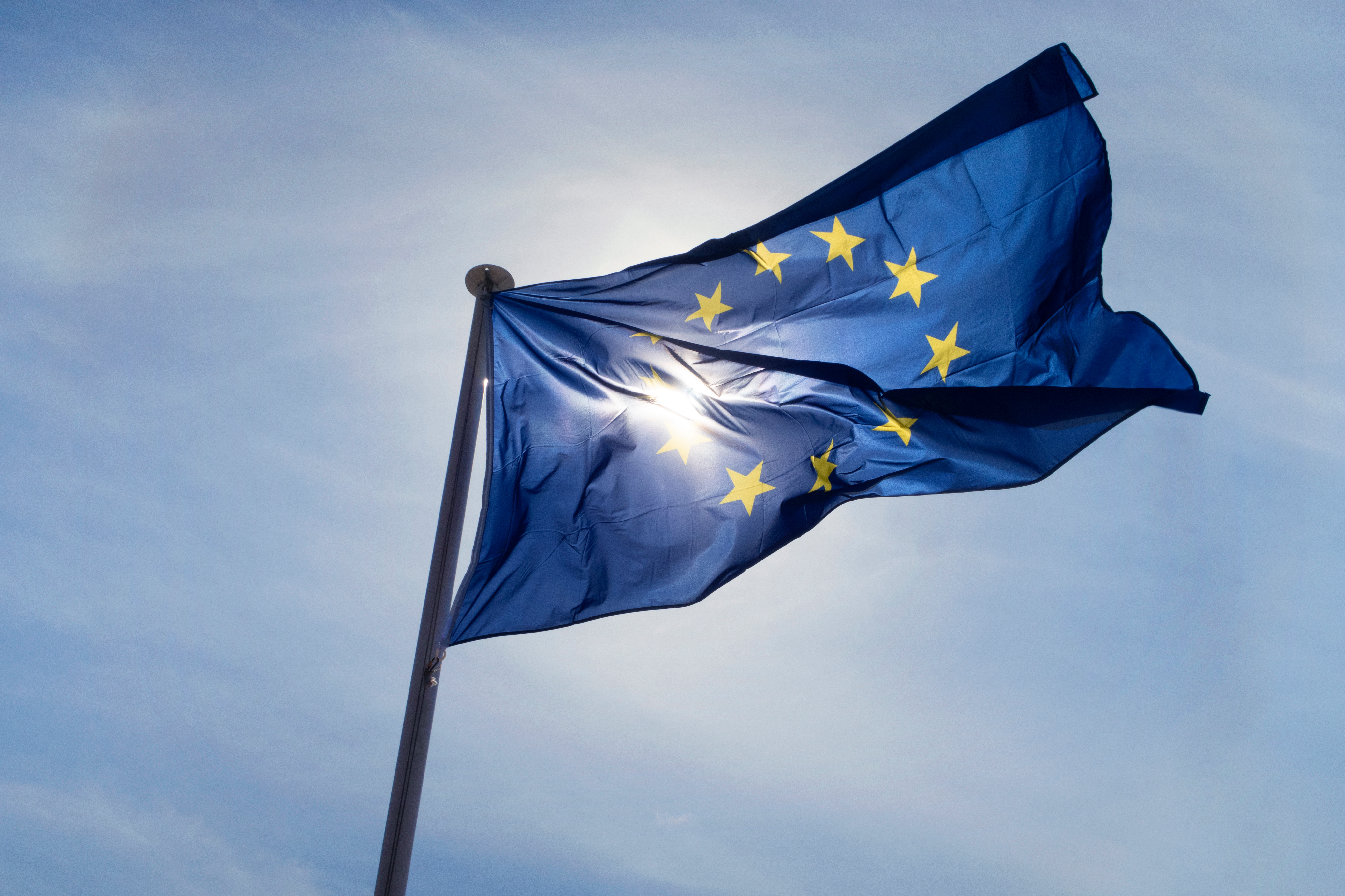 Europäische Flagge im Wind vor der Sonne