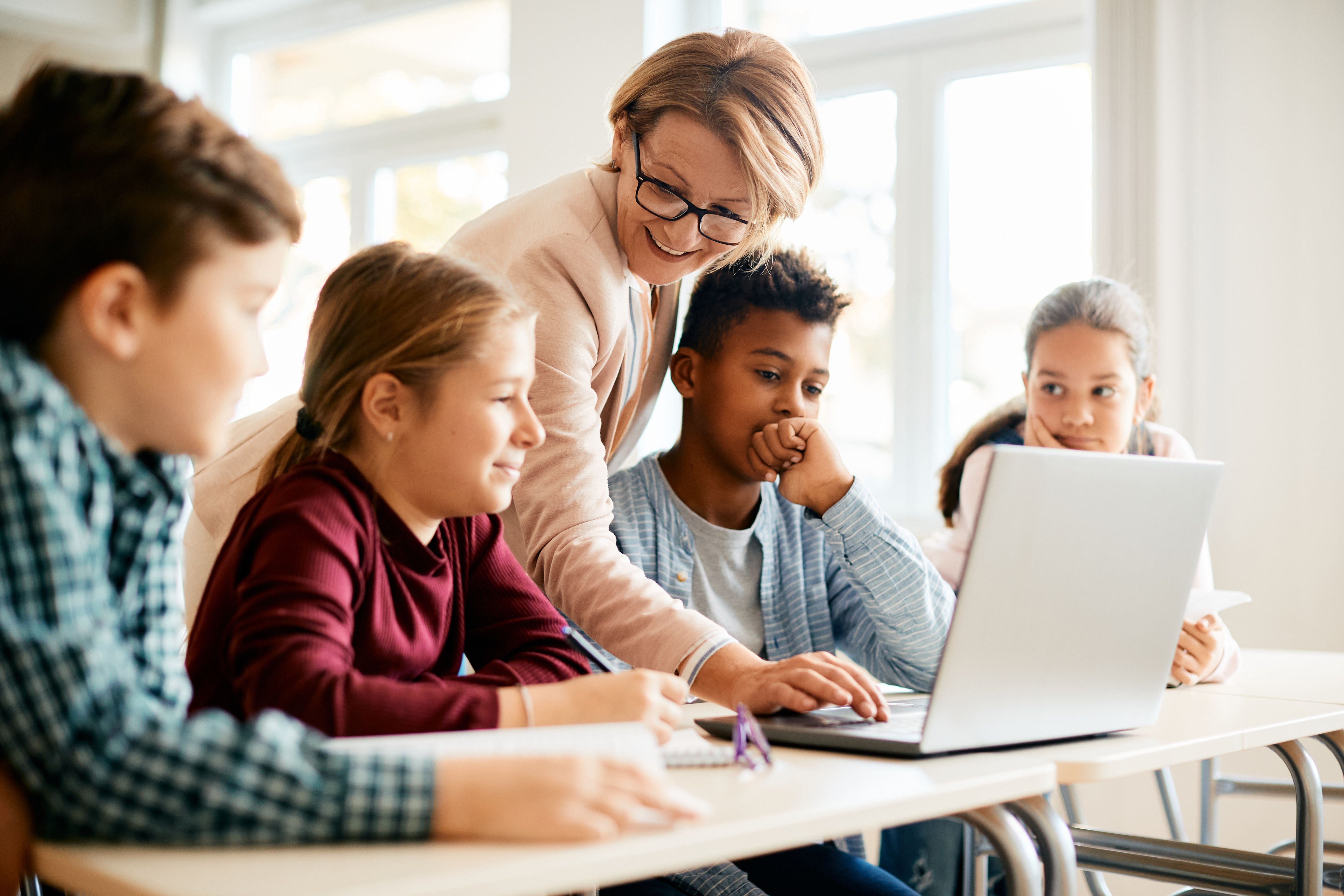 Teacher with pupils at the laptop