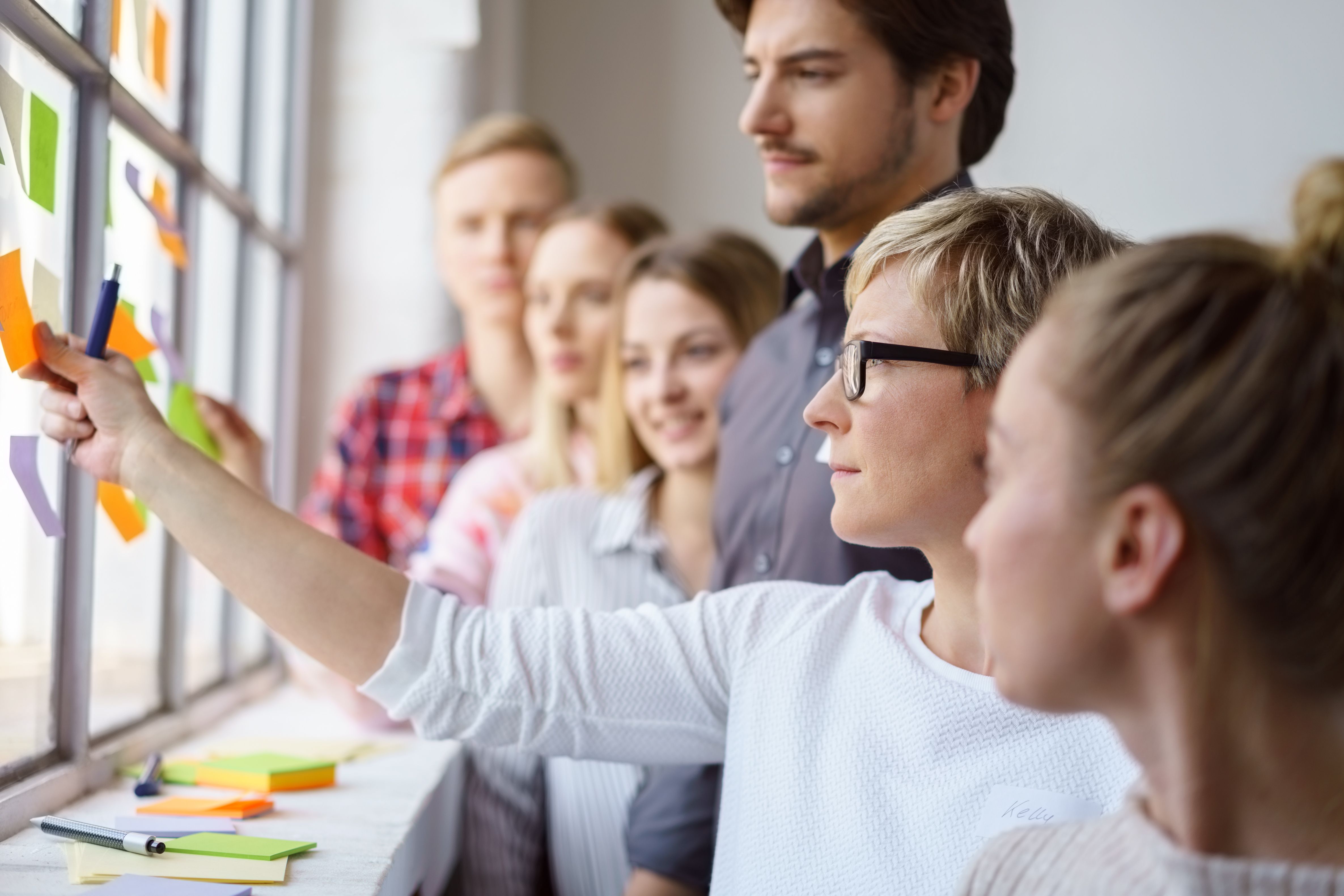 Workshop-Gruppe löst gemeinsam eine Aufgabe